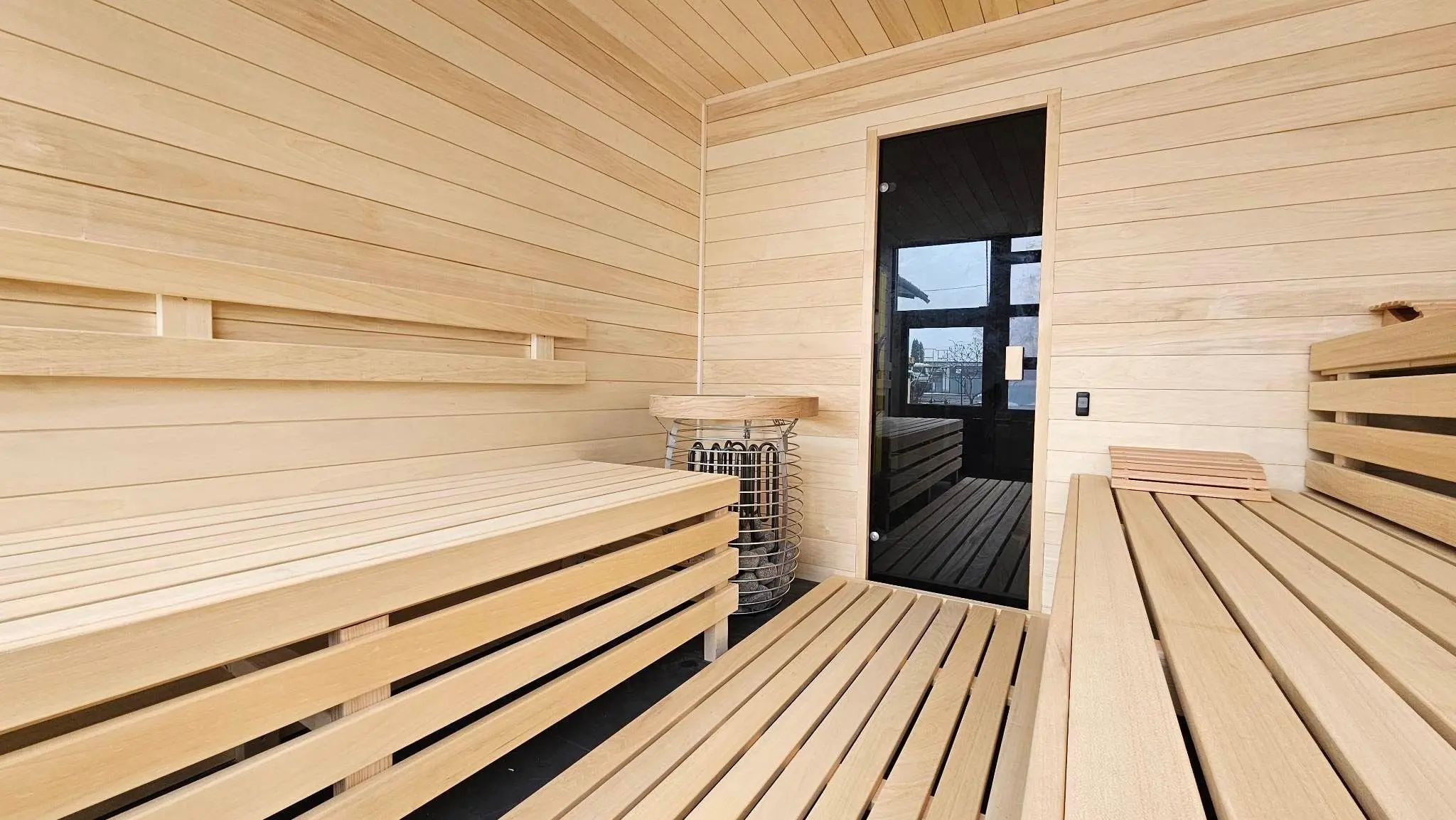 Jasna sauna wewnętrzna wykonana na wymiar przez Sauna System
