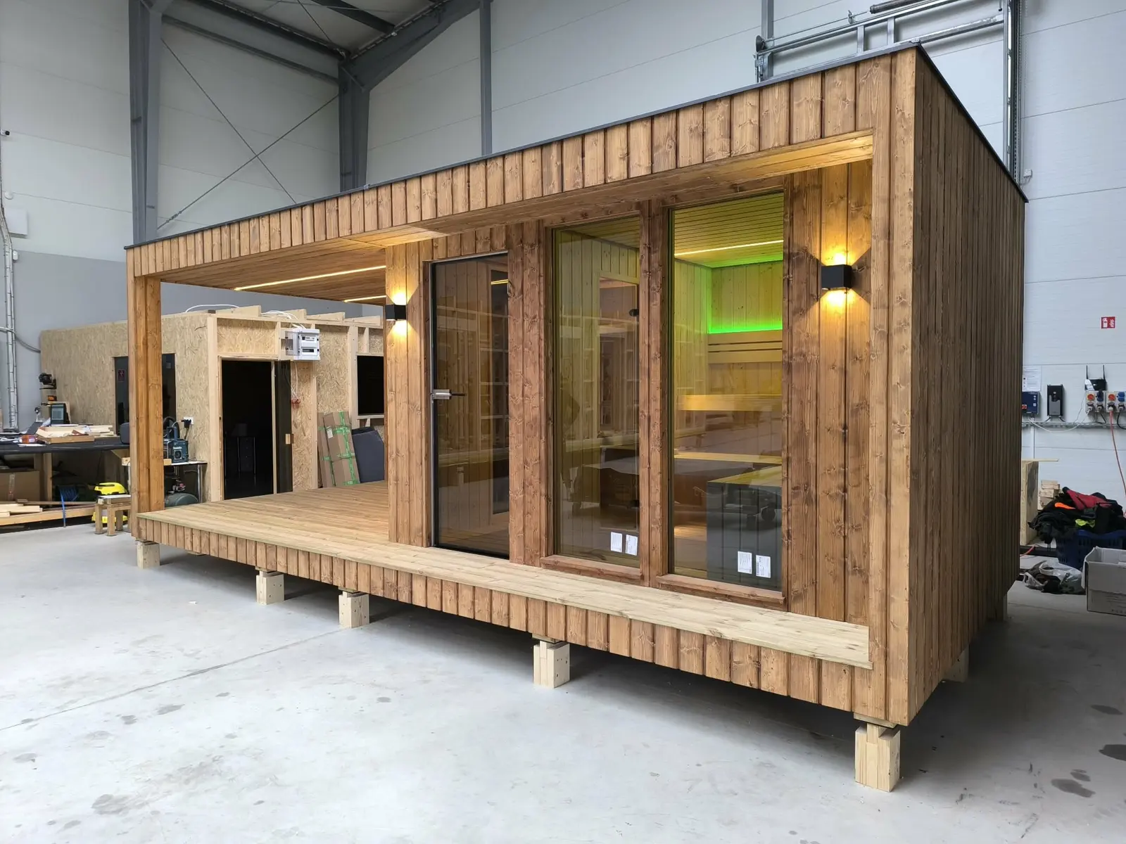 Gotowa sauna z jednospadowym dachem i obróbką blacharską