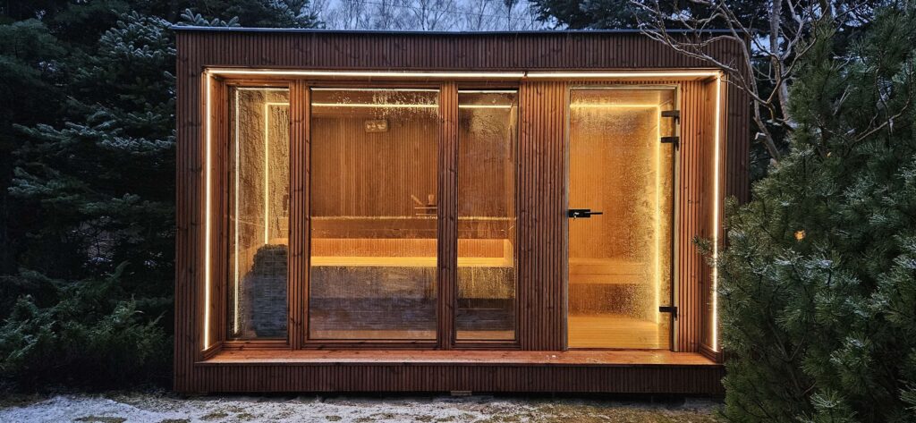 sauna nocą elewacja drewniana led