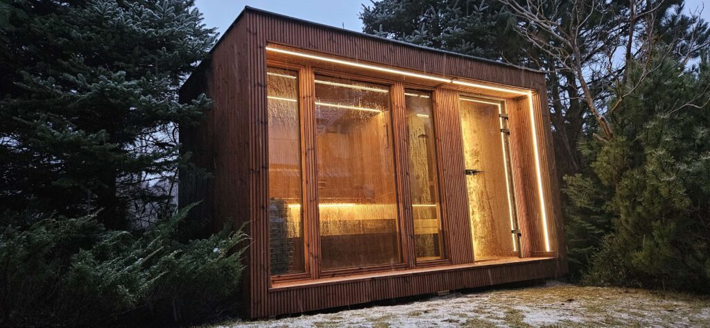 sauna w ogrodzie oświetlenie led elewacja lamel